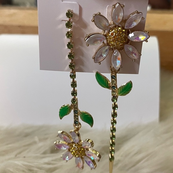 NWT Betsey Johnson Daisy Chain Dangle Earrings - Picture 2 of 4